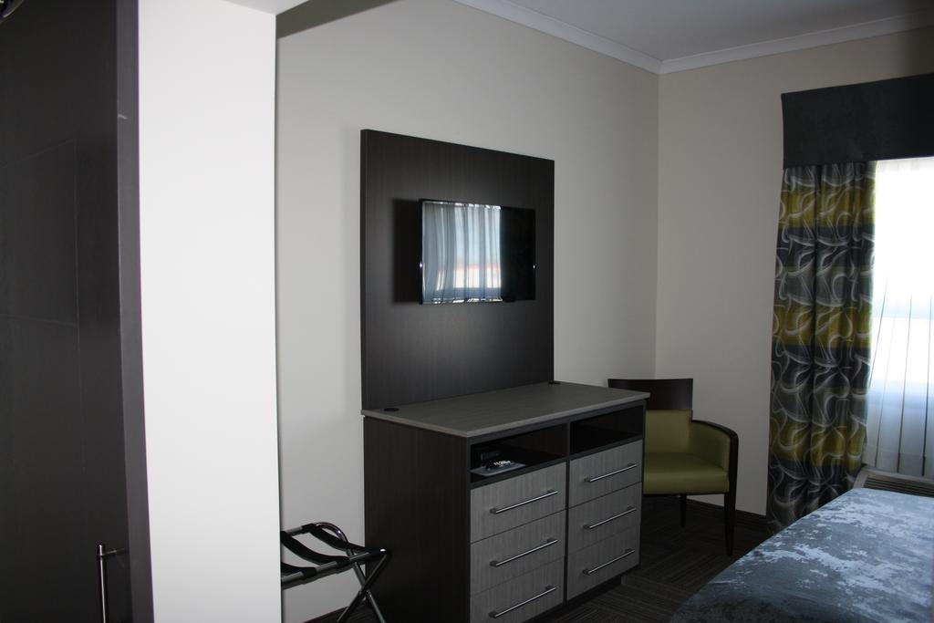 Crossroads Inn & Suites Paradise 外观 照片