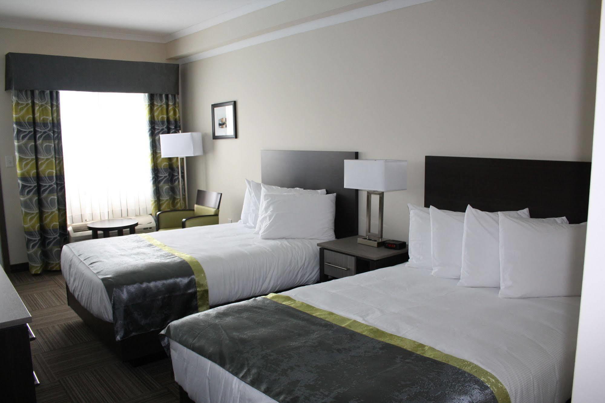 Crossroads Inn & Suites Paradise 外观 照片