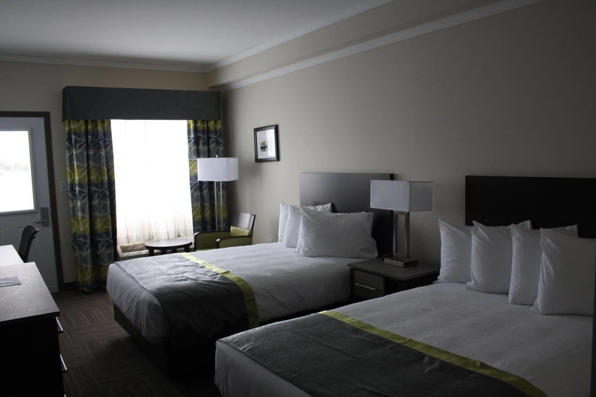 Crossroads Inn & Suites Paradise 外观 照片