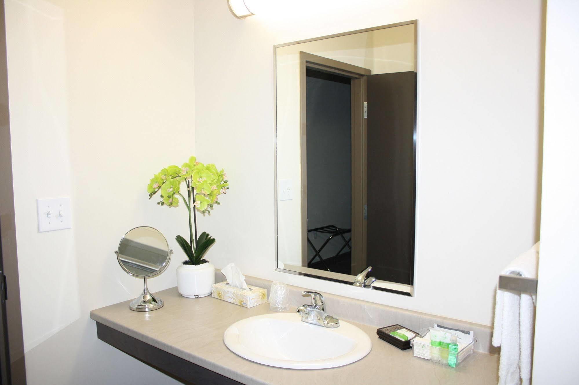 Crossroads Inn & Suites Paradise 外观 照片