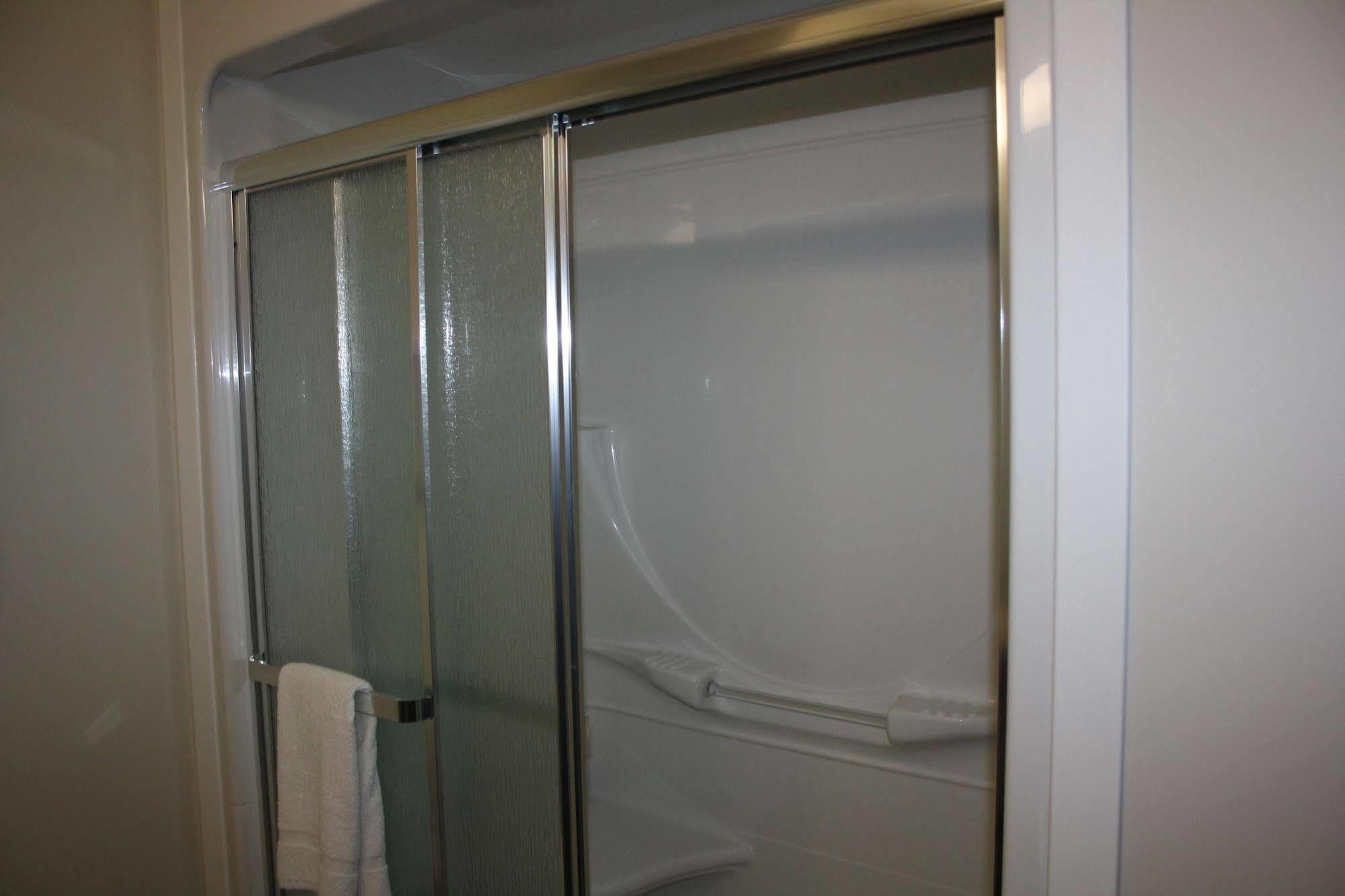 Crossroads Inn & Suites Paradise 外观 照片