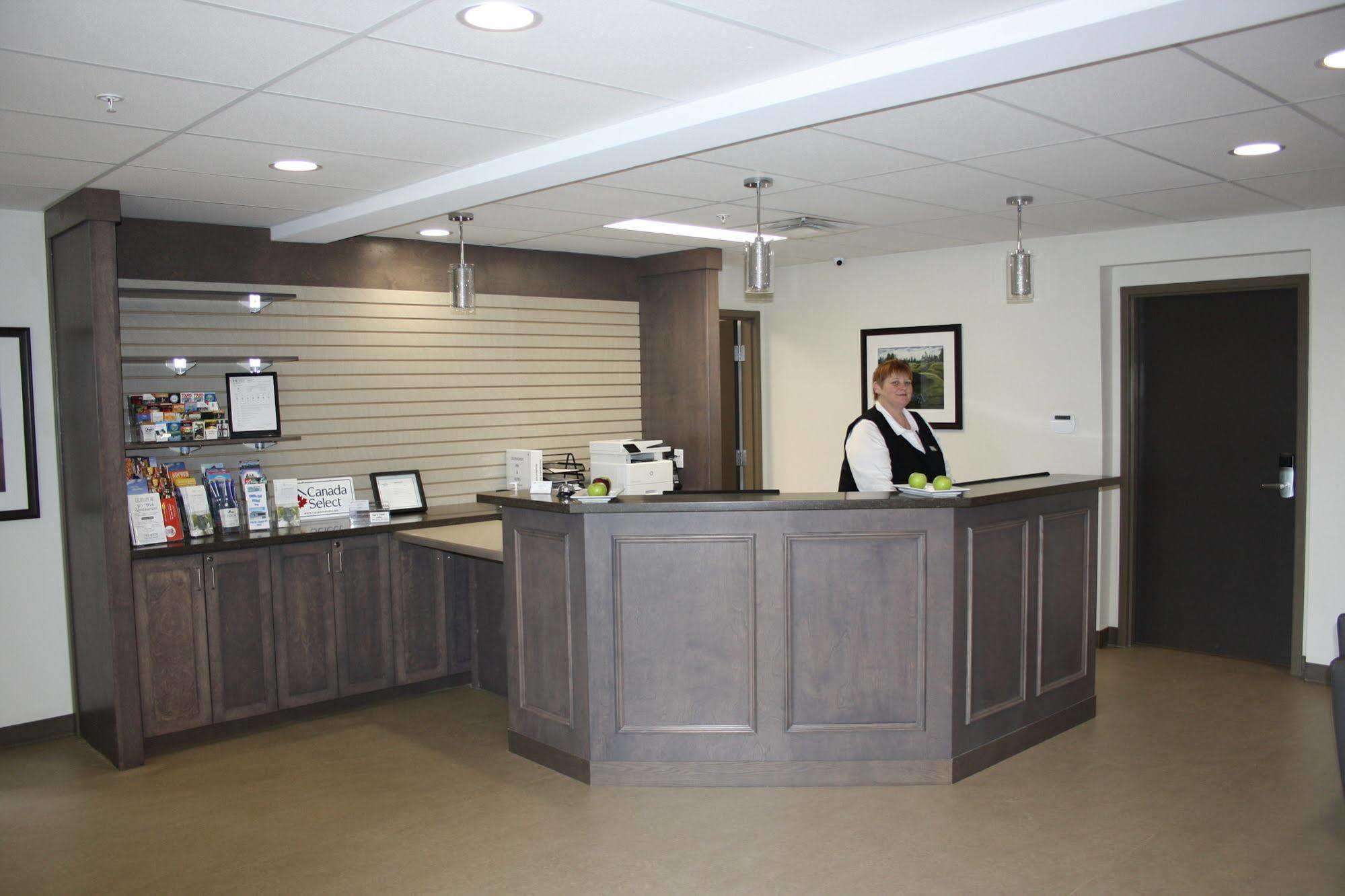 Crossroads Inn & Suites Paradise 外观 照片