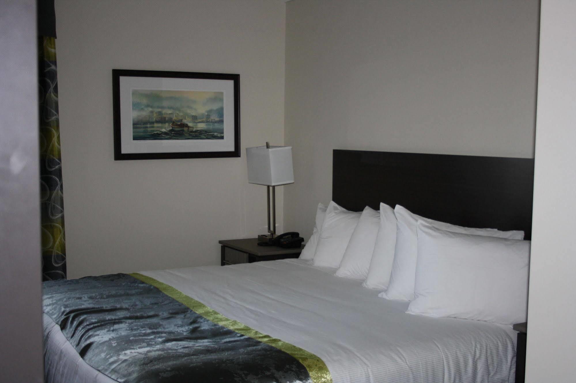 Crossroads Inn & Suites Paradise 外观 照片